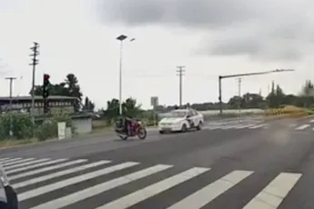 Politieauto rijdt snoeihard motor aan en rijdt gewoon door