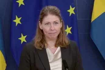 Nieuwe Zweedse minister lazert direct om tijdens eerste persmoment