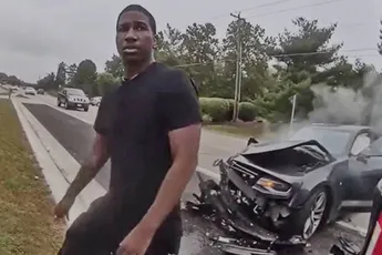 Dronken en high zijnde gast ramt politieauto expres: “I hate cops, man”