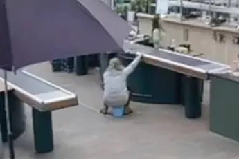 Is toch gek: mal vrouwtje plast in emmer in tuincentrum en gooit inhoud onder de kassa