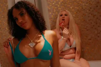 Natuurfilms-actrice Romy Indy en F2F-kwarktassenmodel Iris Queen brengen ons Kauwgom