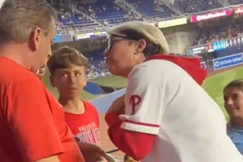 Karen eist homerun-bal van kind op bij Phillies tegen de Marlins en gaat snoeihard viraal