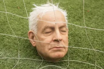 Activisten trappen balletje met ‘hoofd’ van Netanyahu voor VN in New York