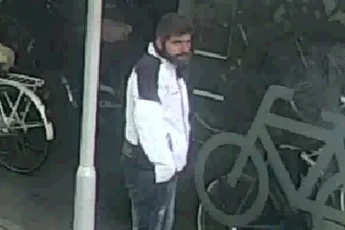 Bejaarde vrouw van 80 beroofd in Enschede, dader vol in beeld