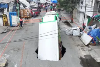 Frisdranktruck verdwijnt in Mexicaanse mega-sinkhole