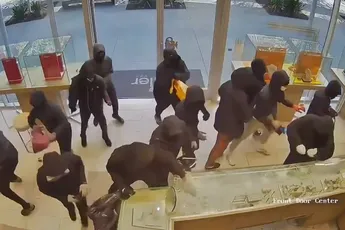 Juwelier slachtoffer van brute smash-and-grab door bende van 25 man: 1 miljoen buit