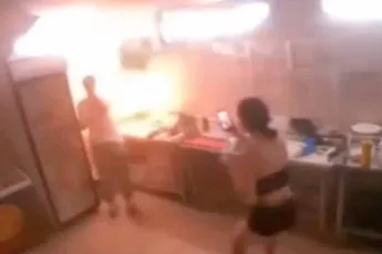 Vlam in de pan bij café in omgeving Moskou, zaak helemaal afgebrand