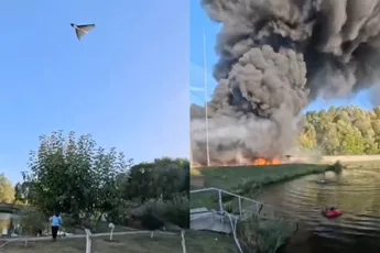 Oekraïense brandweerman springt het water in na Russische double tap-drone-aanval