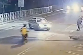 Gastje op elektrische pitbike nam het op tegen een Lada en zette het na verlies op een rennen