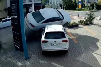 Poolse stuntchauffeur zet ‘m even neer in Wojnó