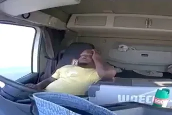 Slapende trucker in Zimbabwe filmt bijna twee minuten lang z’n eigen aankomende crash