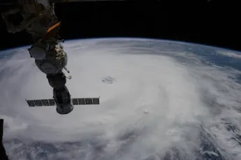 Super Tyfoon Ragasa nam het op tegen luxe hotel in Hong Kong en won