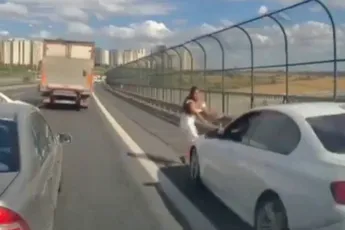 Vrouw wil kitten redden op snelweg, eindigt zelf onder auto in Turkije