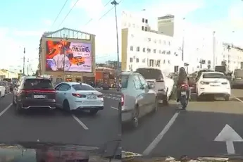 Verkeersruzie in St Petersburg tussen 2 automobilisten eindigt erg vervelend voor motorrijder