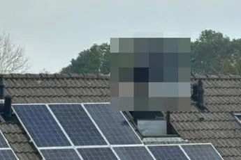 Bizar: Overleden man aangetroffen op dak in Roelofarendsveen
