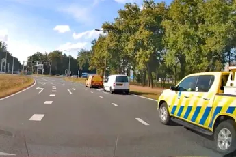 Dame in Caddy heeft pech en wordt gesleept door de Wegenwacht... gaat FOUT