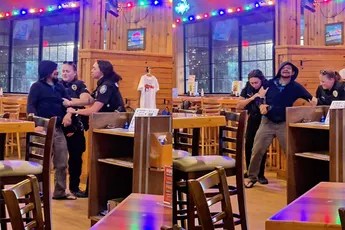 In Greensboro worstelen twee vrouwelijke agenten met aanhouding