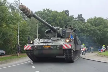 Militaire colonne in Nederland: indrukwekkend spektakel met vier pantserhouwitsers