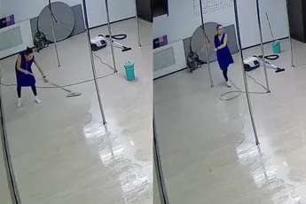 Schoonmaakster laat zich even helemaal gaan tijdens het werk