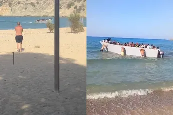 Strandgangers duwen migrantenboot terug in zee op Grieks paradijsstrand Sarakiniko