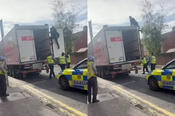 Verstekeling in vrachtwagen wil niet praten met de politie en klimt op de truck