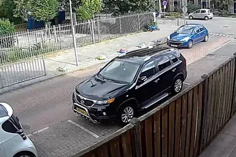 Vrouw in auto ziet in Rotterdamse wijk Ommoord een hek over het hoofd