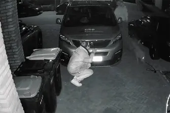 Vrouw laat man schrikken en kan daarna week op de bank slapen