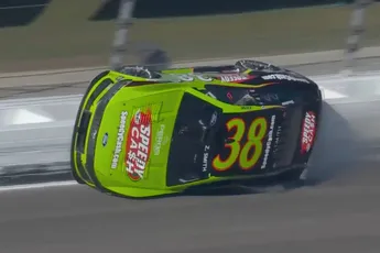 Coureur Zane Smith klapt met 320 km/u zijn NASCAR-auto op z’n kant