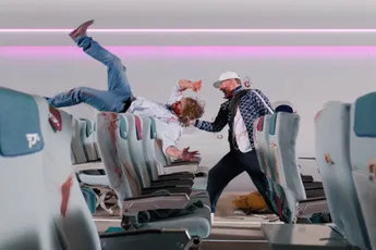 Chuck Norris en Vanilla Ice strijden tegen zombies in lekkere foute actiefilm Zombie Plane