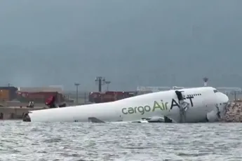 AirACT 747 crasht bij landing in Hong Kong en belandt deels in zee