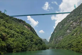 Huajiang Grand Canyon Bridge: China trok hoogste brug ter wereld uit de grond en die is nu geopend
