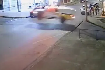 Actiefilm waardig: Politiewagen en gestolen auto vliegen door de lucht tijdens achtervolging