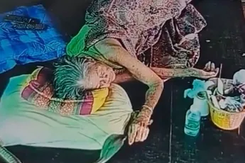 93-jarige oma in Thailand gebeten door cobra terwijl ze lag te slapen onder haar huis