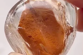 Binnenin dit kristal zit water en zand dat al miljoenen jaren opgesloten zit