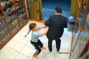 63-jarige creep probeert meisje van 10 uit winkel te sleuren