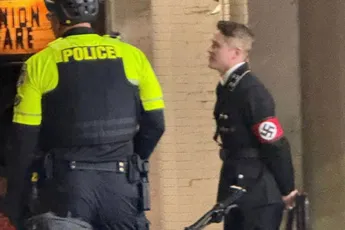 Knakker in nazi-uniform slaat vrouw knock-out voor bar in Athens