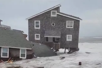 Vijf huizen in één uur door de golven opgevreten in Buxton, North Carolina