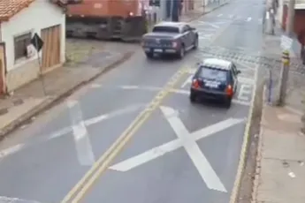 Trein sleurt pick-up 250 meter mee over spoor in Brazilië: eigenwijze bestuurder en vrouw overleven