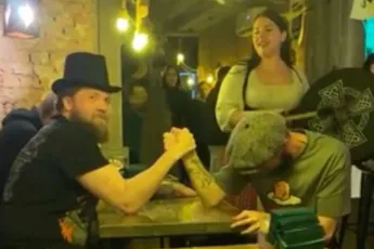 Russische “Peaky Blinders” houden potje armworstelen tot er een arm KNAK doet