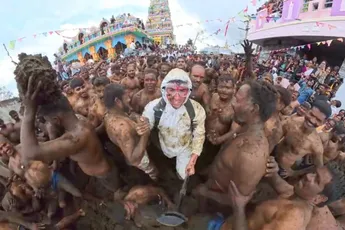 Ranzig! Hindoe-festival viert het einde van Diwali met een massaal koeienmestgevecht