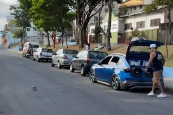 Pappi is maar wat trots op z’n speakers en subwoofer: moet met de wereld gedeeld worden