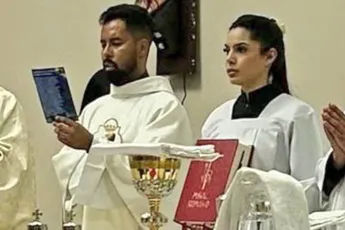 Priester in Brazilië betrapt met de verloofde van een kerkganger: halfnaakt en verstopt onder de wastafel
