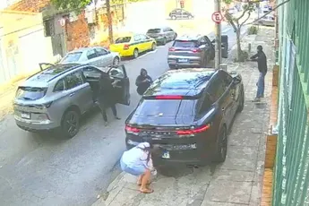 Kogels vliegen om z’n oren, maar kogelvrije Porsche blijft overeind in Rio