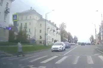 Rus stopt voor zebrapad en andere Rus zorgt dan toch voor omver gebeukte voetganger