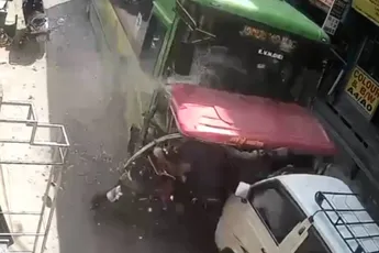 Bus vliegt uit de bocht in Delhi: rampt twee rickshaws, scooter en schoolbus