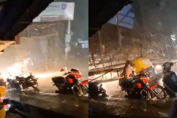 TukTuk-chauffeur en zijn passagier kruipen tweemaal door het oog van de naald