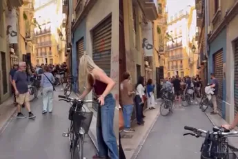 Nederlanders die door centrum fietsen uitgejoeld in Valencia