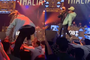 3robi geeft fan die op podium klimt een vliegles