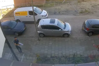 Bezorger van Shein probeert pakje in Deventer naar boven te gooien