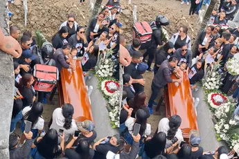 Bloemenbezorger levert de bloemen af op het graf